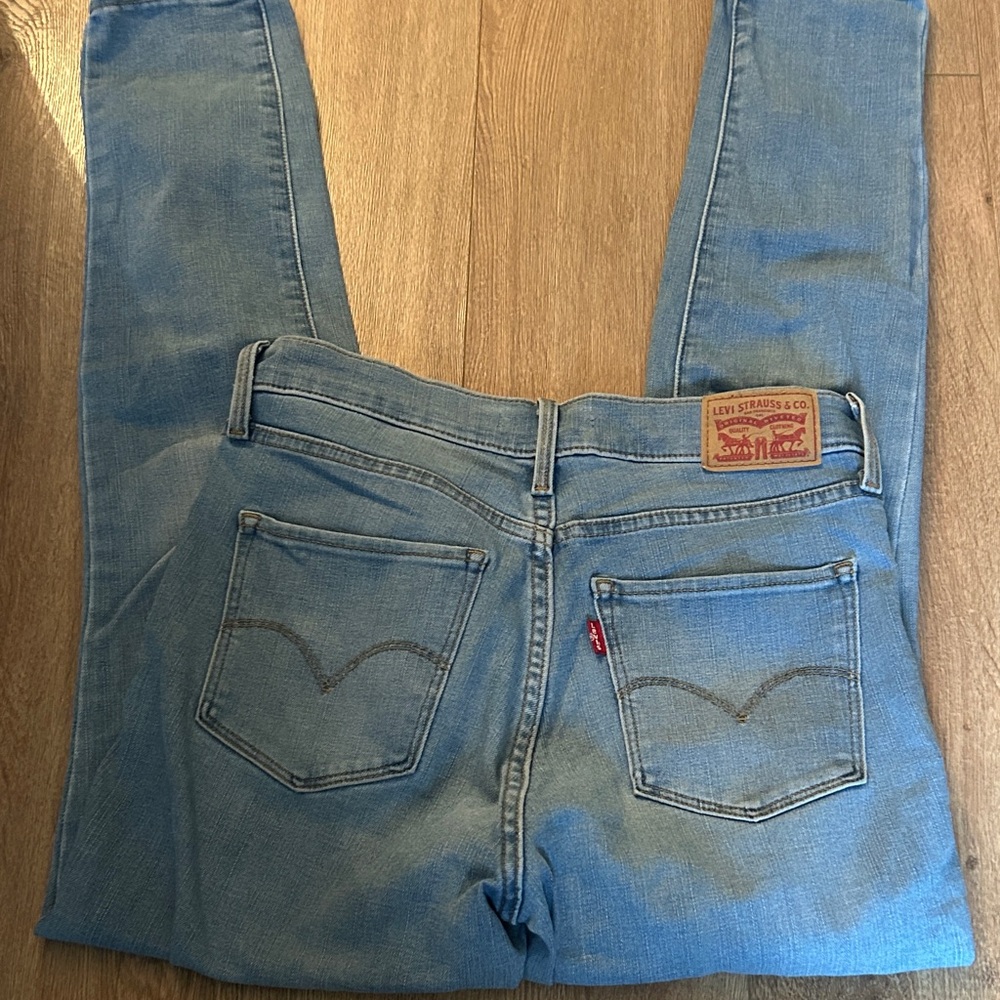 Levi's Women's Light Blue shaking, skinny Jeans size 27 great condition!